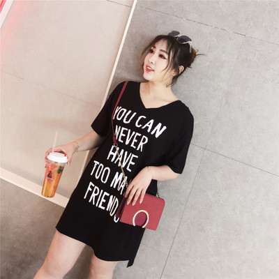 Γυναικείο μπλουζοφόρεμα σε ευρύ μοντέλο MAXI σε ασπρόμαυρο χρώμα με επιγραφή και εφαρμογή