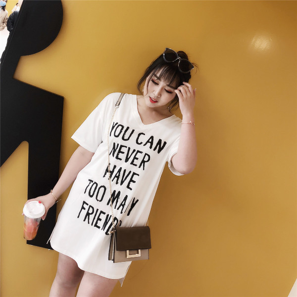 Γυναικείο μπλουζοφόρεμα σε ευρύ μοντέλο MAXI σε ασπρόμαυρο χρώμα με επιγραφή και εφαρμογή