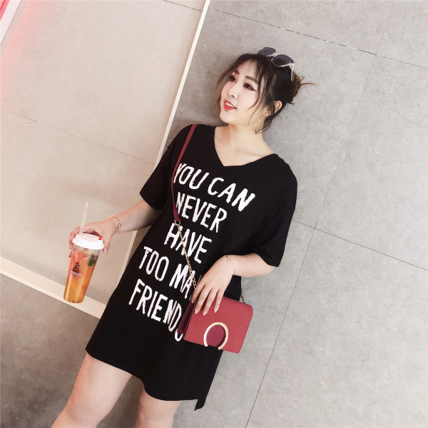 Γυναικείο μπλουζοφόρεμα σε ευρύ μοντέλο MAXI σε ασπρόμαυρο χρώμα με επιγραφή και εφαρμογή