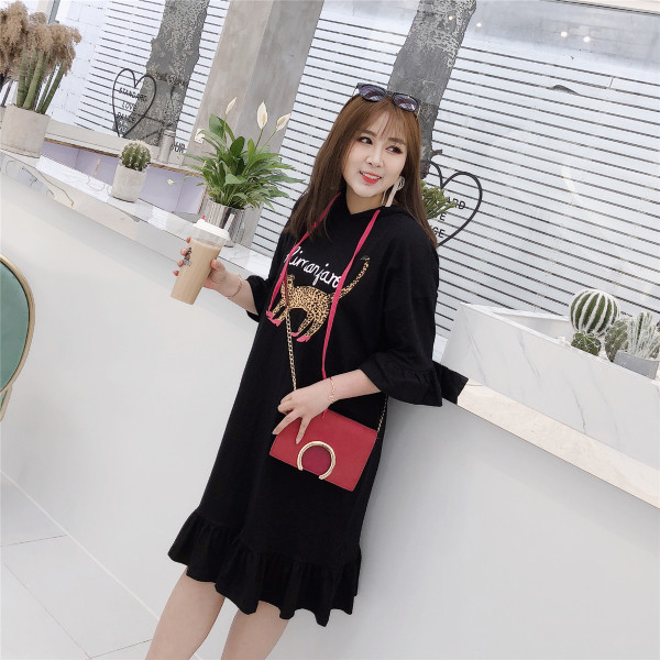 Κομψό γυναικείο φόρεμα μεγέθους MAXI με 3/4 μανίκι και εφαρμογή σε μαύρο χρώμα