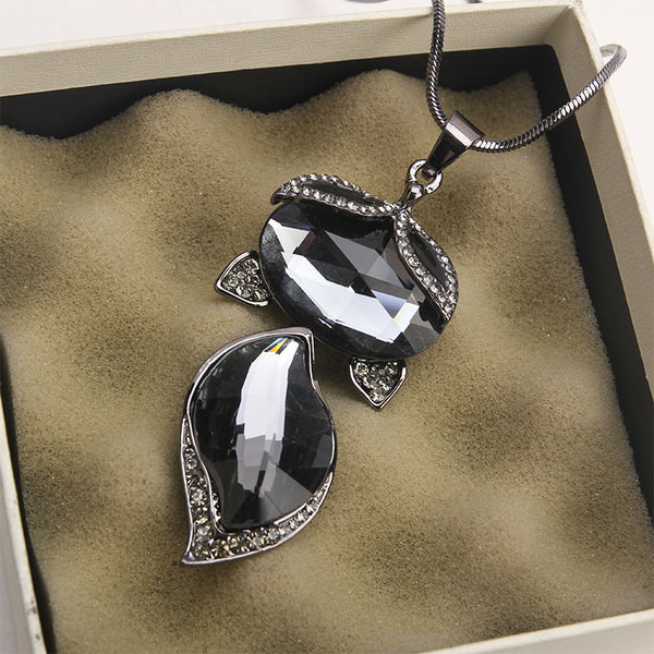 Colier de dama cu pandantiv din pietre in forma de vulpe