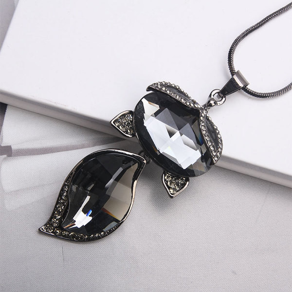 Colier de dama cu pandantiv din pietre in forma de vulpe