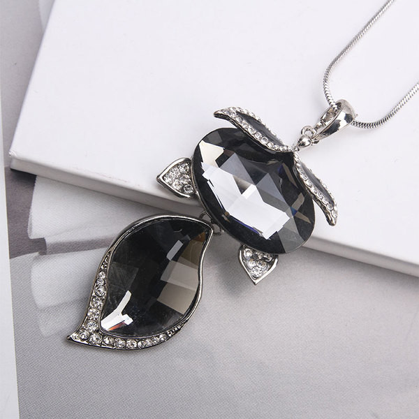 Colier de dama cu pandantiv din pietre in forma de vulpe