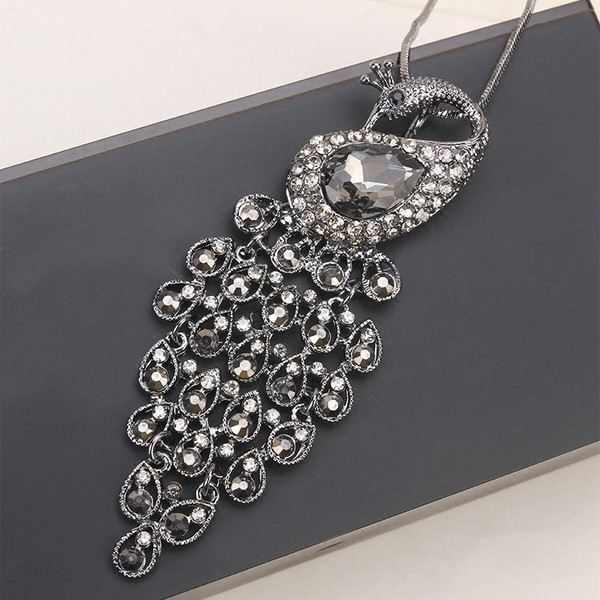 Colier de dama in forma de Lebet cu pietre inchise la culoare