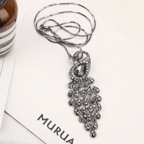 Colier de dama in forma de Lebet cu pietre inchise la culoare