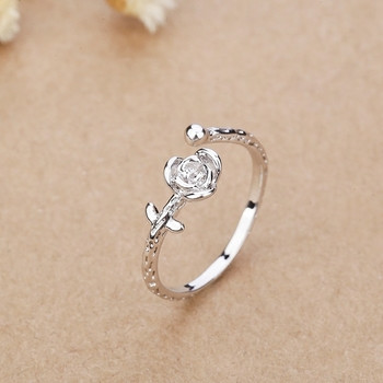 Нежен тънък дамски пръстен във формата на роза 