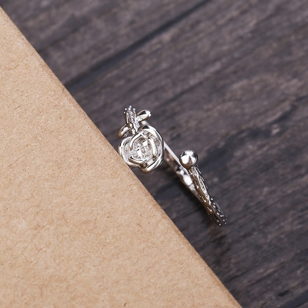 Λεπτό γυναικείο δαχτυλίδι με τη μορφή  τριαντάφυλλο