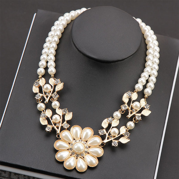 Colier elegant de dama cu margele si pietre in forma de floare