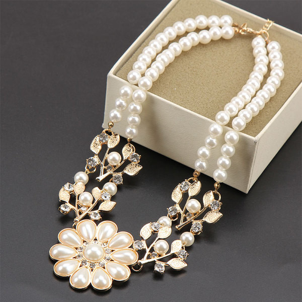 Colier elegant de dama cu margele si pietre in forma de floare