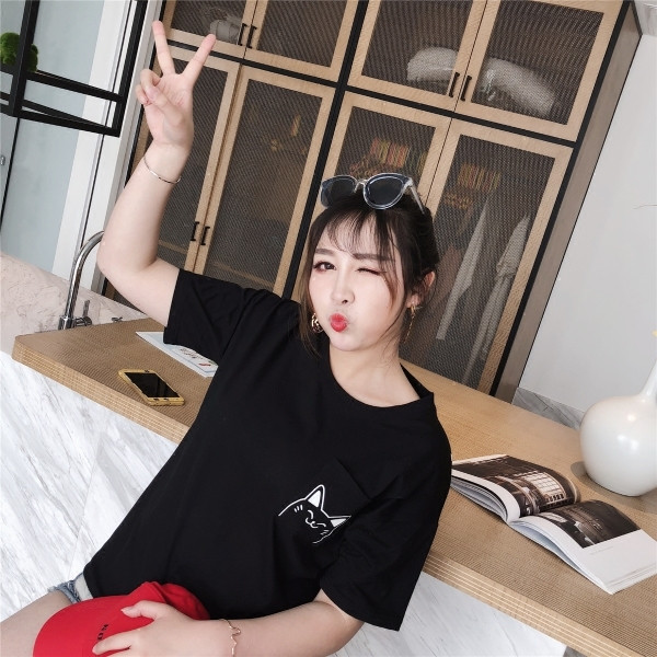 Γυναικείο μπλουζάκι μεγέθους MAXI σε λευκό και μαύρο με εφαρμογή