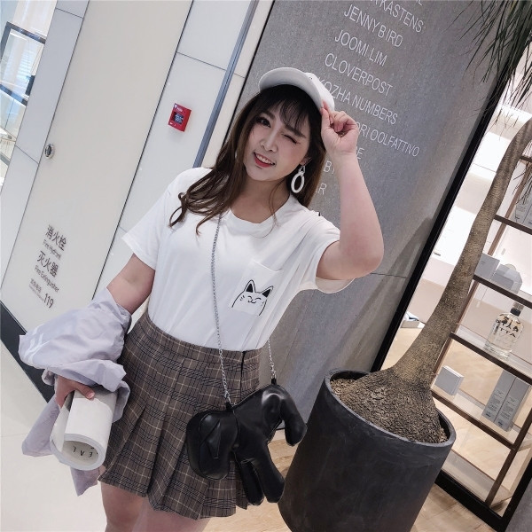 Γυναικείο μπλουζάκι μεγέθους MAXI σε λευκό και μαύρο με εφαρμογή