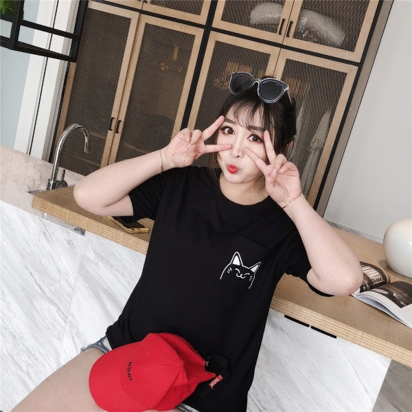 Γυναικείο μπλουζάκι μεγέθους MAXI σε λευκό και μαύρο με εφαρμογή