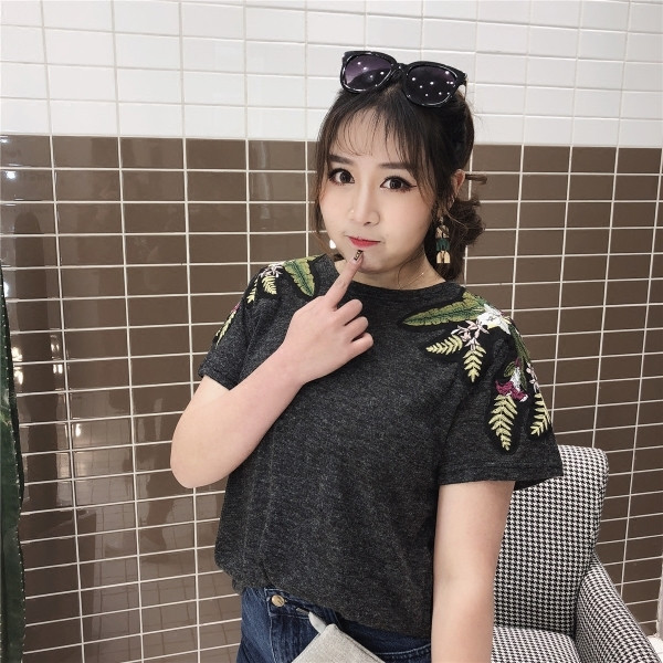 Tricou dama cu broderie florala si decolteu O