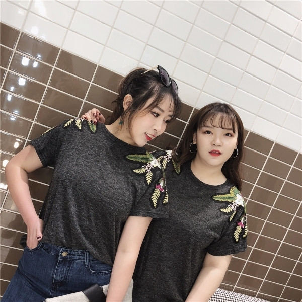 Tricou dama cu broderie florala si decolteu O