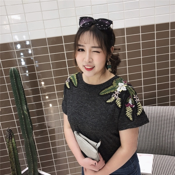 Tricou dama cu broderie florala si decolteu O