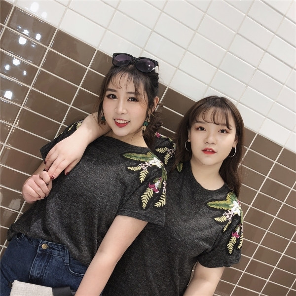 Tricou dama cu broderie florala si decolteu O