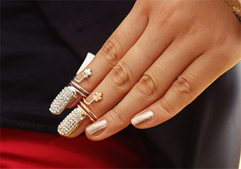 Дамски пръстен за нокти с камъни в два цвята