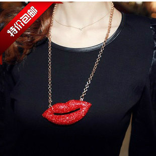 Γυναικείο μακρύ κολιέ σε σχήμα Kiss