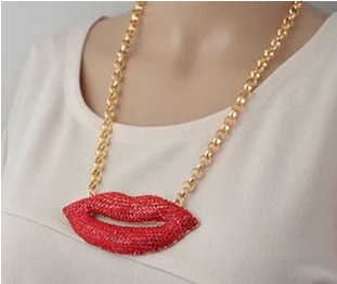 Γυναικείο μακρύ κολιέ σε σχήμα Kiss