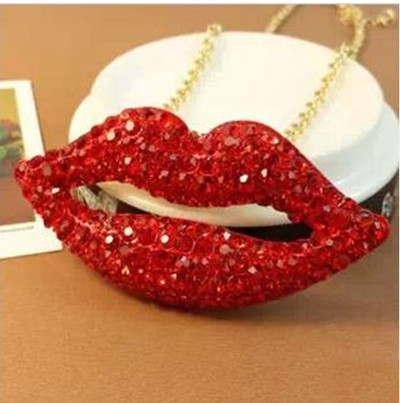 Γυναικείο μακρύ κολιέ σε σχήμα Kiss