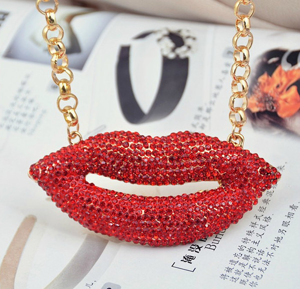 Γυναικείο μακρύ κολιέ σε σχήμα Kiss