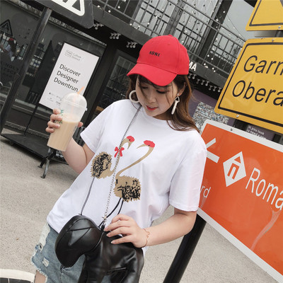 Μοντέρνο γυναικείο T-shirt MAXI σε λευκό και μαύρο με εφαρμογές