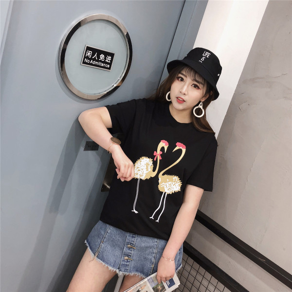 Tricou de damă modern mărimea MAXI în alb și negru cu aplicație