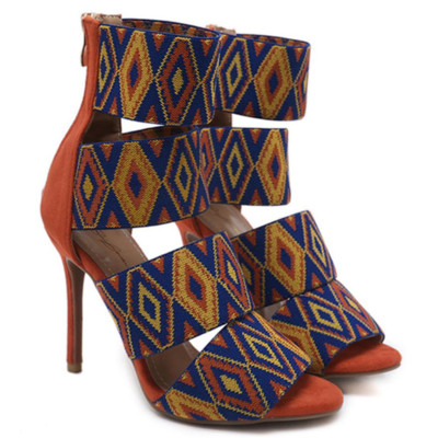 Γυναικεία σανδάλια με ψηλά τακούνια και φαρδιά λουριά στο εθνοτικό μοτίβο - 2 μοντέλα