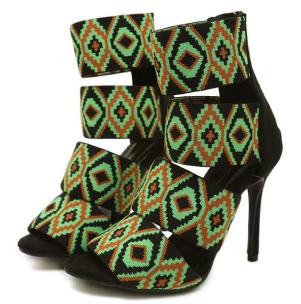 Γυναικεία σανδάλια με ψηλά τακούνια και φαρδιά λουριά στο εθνοτικό μοτίβο - 2 μοντέλα