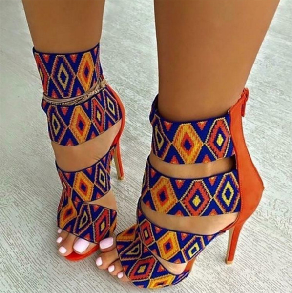 Γυναικεία σανδάλια με ψηλά τακούνια και φαρδιά λουριά στο εθνοτικό μοτίβο - 2 μοντέλα