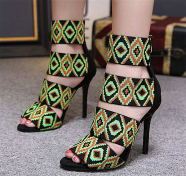 Γυναικεία σανδάλια με ψηλά τακούνια και φαρδιά λουριά στο εθνοτικό μοτίβο - 2 μοντέλα
