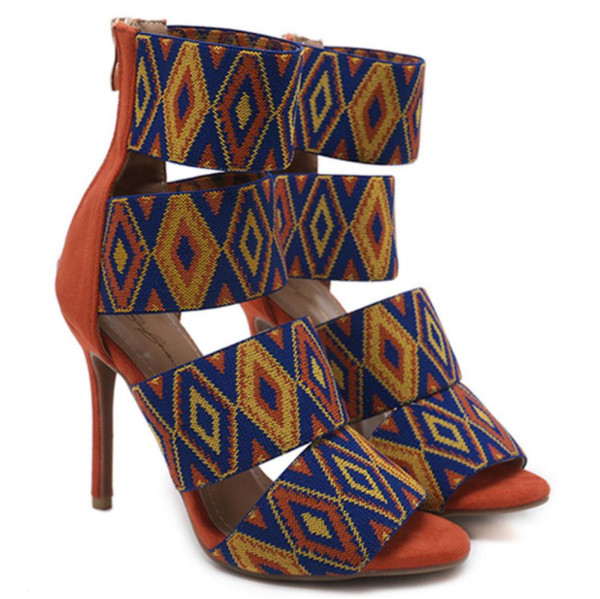 Γυναικεία σανδάλια με ψηλά τακούνια και φαρδιά λουριά στο εθνοτικό μοτίβο - 2 μοντέλα