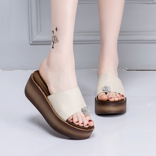 Κομψές γυναικείες παντόφλες σε οικολογικό δέρμα σε διάφορα χρώματα