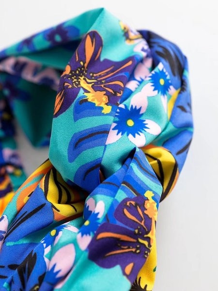 Μοντέρνο αξεσουάρ μαλλιών  σε δύο μοντέλα με floral μοτίβο