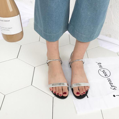 Γυναικείες παντόφλες με επίπεδη σόλα σε δύο χρώματα