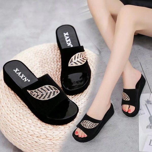 Papuci eleganti de dama cu pietre decorative in alb si negru