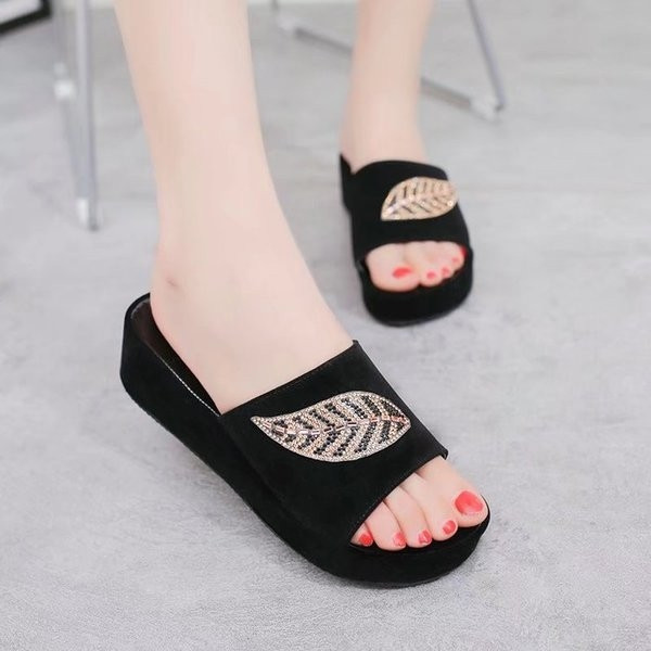 Papuci eleganti de dama cu pietre decorative in alb si negru