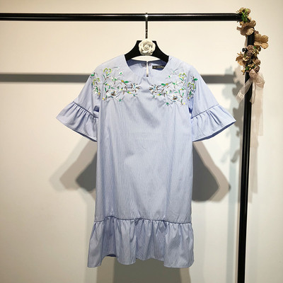 Μοντέρνο γυναικείο φόρεμα σε μπλε χρώμα με κεντήματα