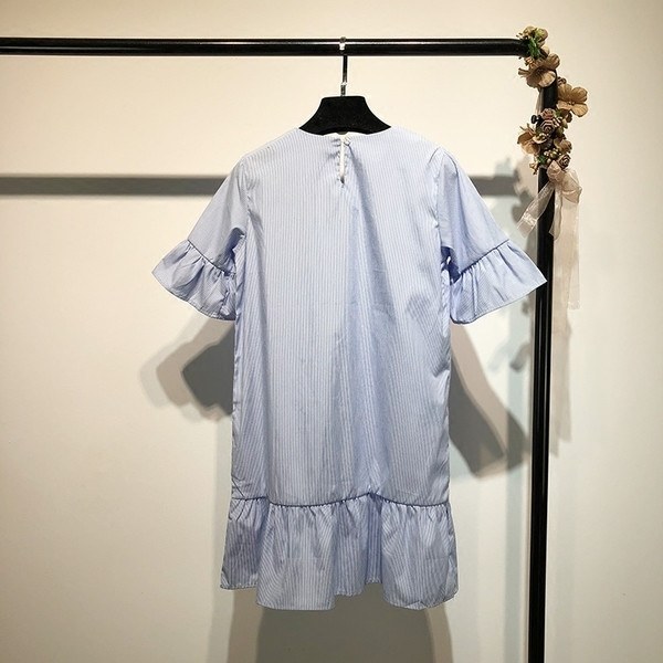 Μοντέρνο γυναικείο φόρεμα σε μπλε χρώμα με κεντήματα