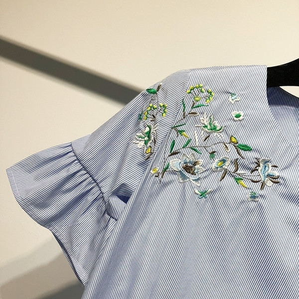 Μοντέρνο γυναικείο φόρεμα σε μπλε χρώμα με κεντήματα