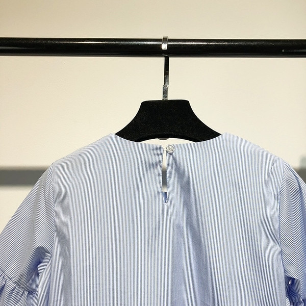 Μοντέρνο γυναικείο φόρεμα σε μπλε χρώμα με κεντήματα