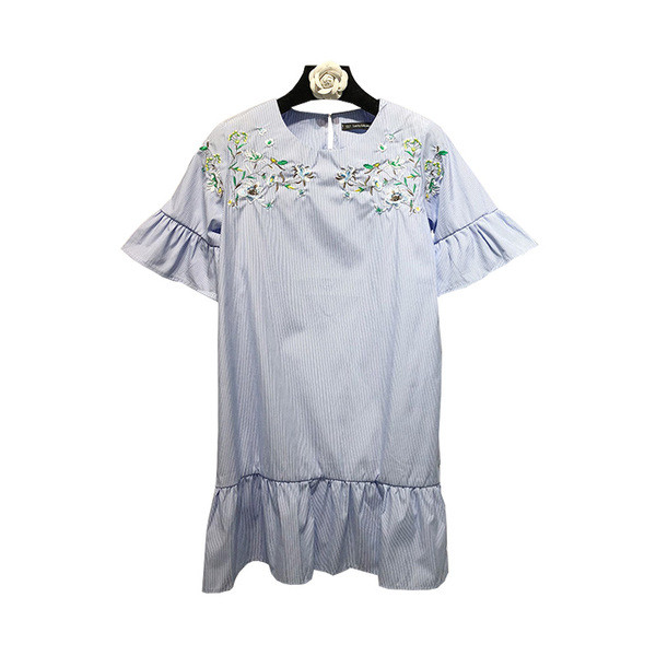 Μοντέρνο γυναικείο φόρεμα σε μπλε χρώμα με κεντήματα