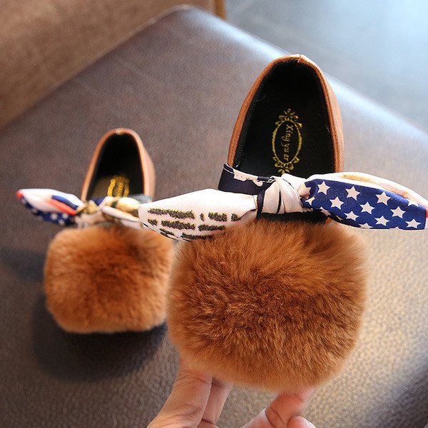 Stílusos gyerekcipő lányoknak barna, piros és fekete pehelyszínben