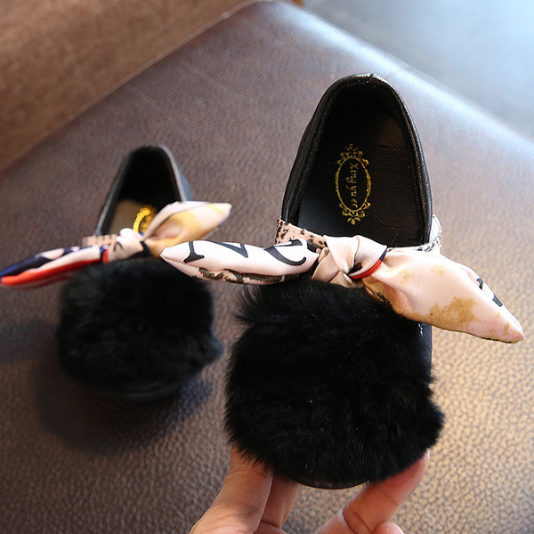 Stílusos gyerekcipő lányoknak barna, piros és fekete pehelyszínben