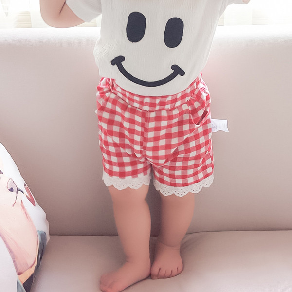 Pantaloni scurti pentru copii in carouri pentru fete in mai multe culori cu dantela