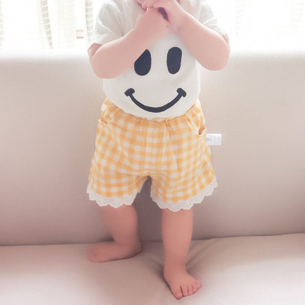 Pantaloni scurti pentru copii in carouri pentru fete in mai multe culori cu dantela