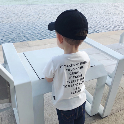 Fekete-fehér gyerekpóló, hátoldalán felirattal