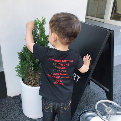 Fekete-fehér gyerekpóló, hátoldalán felirattal