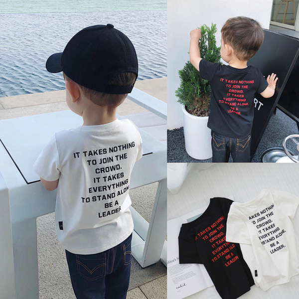 Fekete-fehér gyerekpóló, hátoldalán felirattal