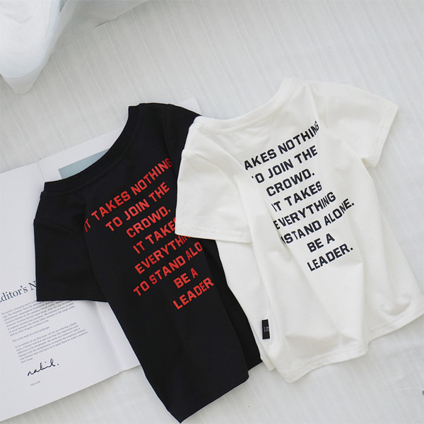 Fekete-fehér gyerekpóló, hátoldalán felirattal